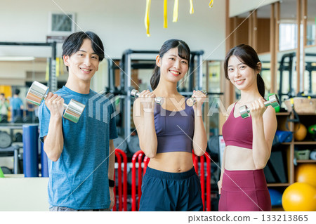 在健身房進行肌肉訓練的男女 133213865