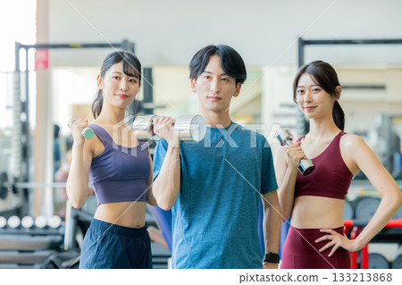 在健身房進行肌肉訓練的男女 133213868