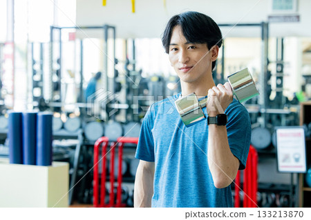 Training gym young man 133213870