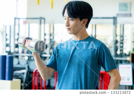 訓練健身房的年輕人 訓練健身房的年輕人 133213872
