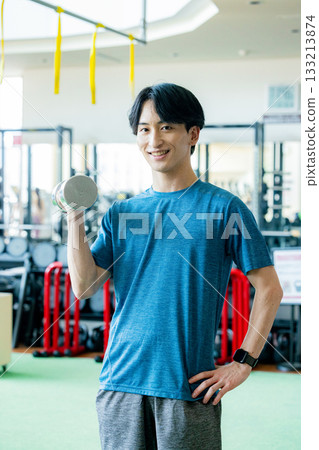 訓練健身房的年輕人 133213874