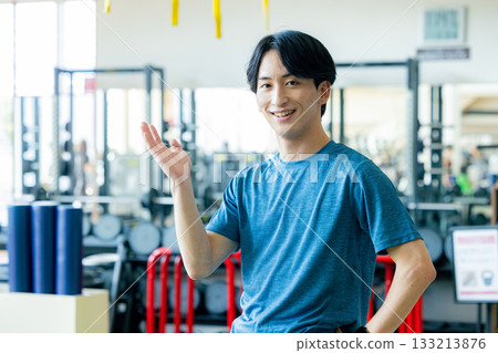 訓練健身房的年輕人 訓練健身房的年輕人 133213876