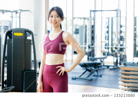 一名女子在健身房訓練 133213880