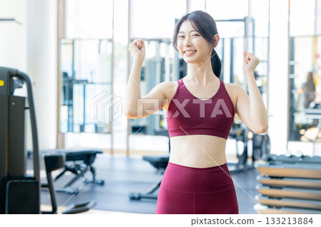 一名女子在健身房訓練 一名女子在健身房訓練 133213884