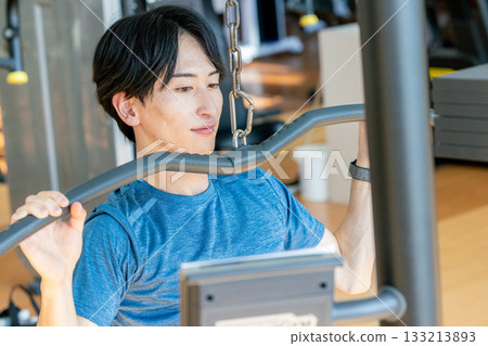 Lat pulldown machine 133213893