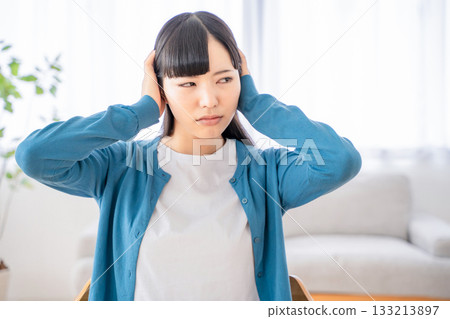 一個插耳的年輕女子 133213897