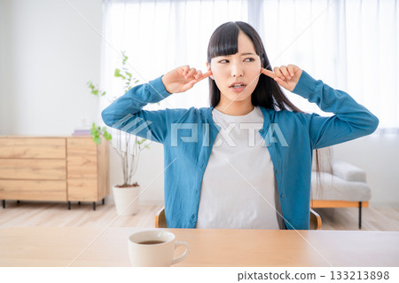 一個插耳的年輕女子 133213898