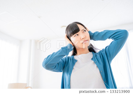 一個插耳的年輕女子 133213900