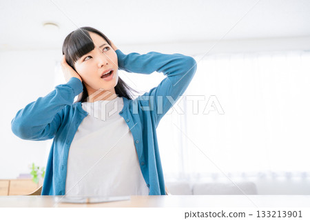A young woman who plugs an ear A young woman who plugs an ear 133213901