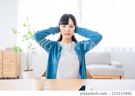 一個插耳的年輕女子 一個插耳的年輕女子 133213992