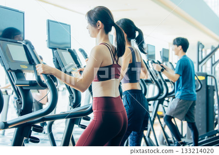 使用交叉訓練機的男士和女士 133214020