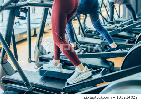 使用交叉訓練機的男士和女士 133214022