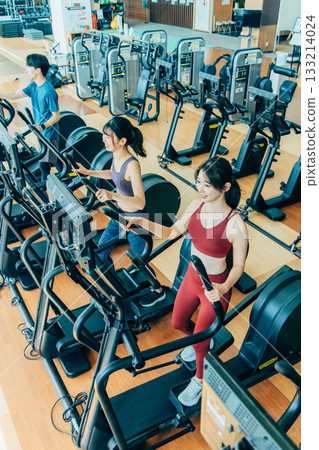 使用交叉訓練機的男士和女士 133214024