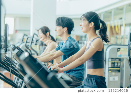 在健身房使用直立式自行車的男男女女 在健身房使用直立式自行車的男男女女 133214026