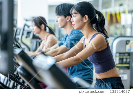在健身房使用直立式自行車的男男女女 在健身房使用直立式自行車的男男女女 133214027