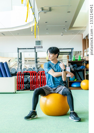 一個人騎平衡球 133214041