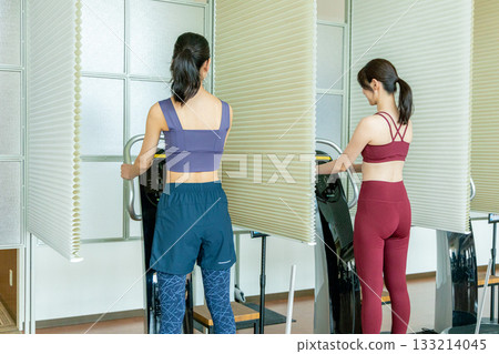 一位女士正在玩SONIX 一位女士正在玩SONIX 133214045