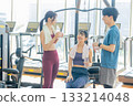 在健身房休息的男男女女 133214048