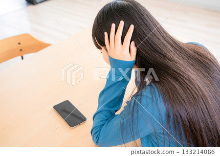 一個插耳的年輕女子 133214086