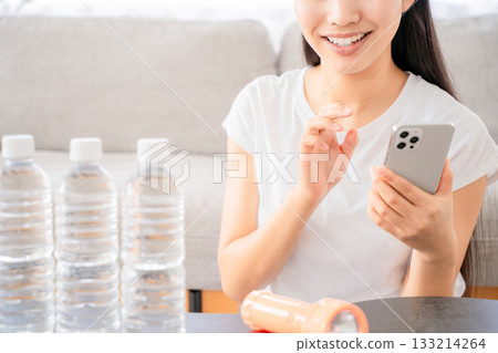 一名年輕女子正在檢查防災物資。 133214264