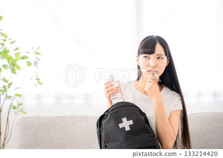 背著防災背包的年輕女子 133214420