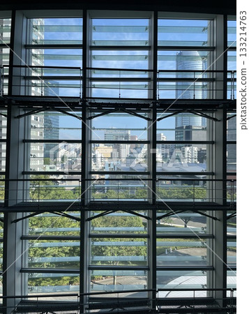 從建築物內部看到的建築物 從建築物內部看到的建築物 133214763