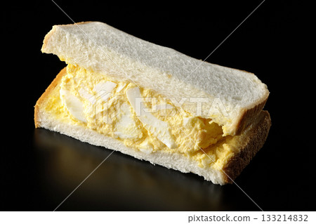 單獨拍攝的雞蛋三明治，背景為黑色。 133214832