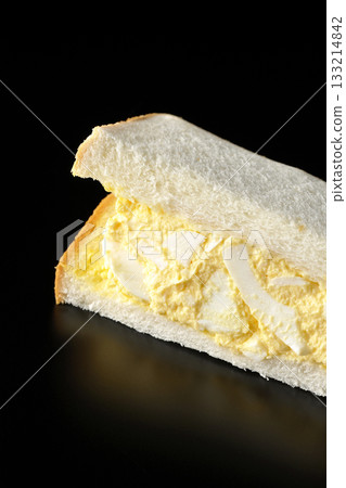 單獨拍攝的雞蛋三明治，背景為黑色。 133214842
