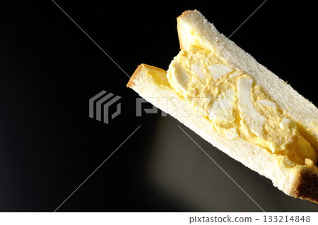 單獨拍攝的雞蛋三明治，背景為黑色。 133214848