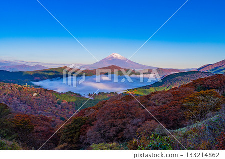 【神奈川縣】秋季的箱根大觀山,蘆之湖與富士山上空雲海翻騰。 【神奈川縣】秋季的箱根大觀山,蘆之湖與富士山上空雲海翻騰。 133214862