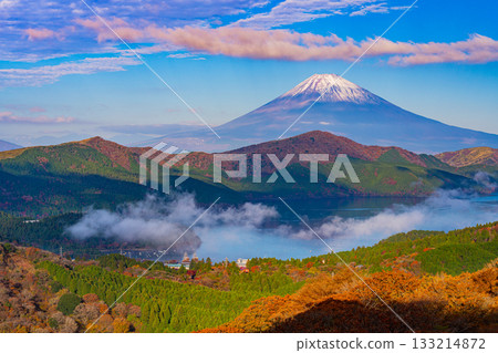 [Kanagawa Prefecture] The sea of clouds over Lake Ashi and Mount Fuji from Mount Daikanzan in Hakone during the autumn foliage season 133214872