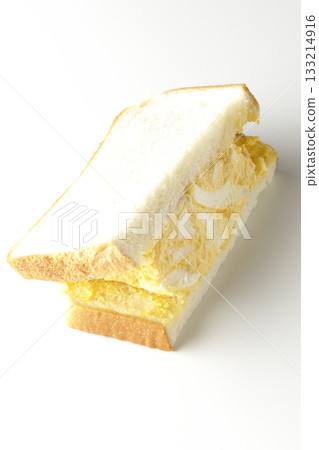 單獨拍攝的蛋三明治，背景為白色 133214916