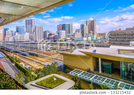 Tokyo cityscape in Japan: Shinkansen, two Keihin-Tohoku lines, tower apartment complexes such as Shibaura Island Cape Tower... Tokyo cityscape in Japan: Shinkansen, two Keihin-Tohoku lines, tower apartment complexes such as Shibaura Island Cape Tower... 133215432