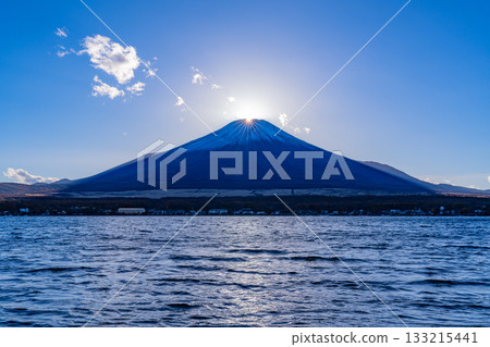 [Yamanashi Prefecture] Lake Yamanaka and Diamond Fuji 133215441