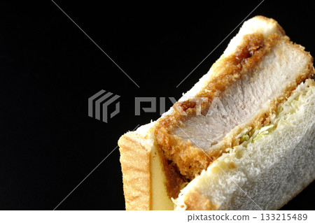 厚切豬排三明治，單獨拍攝於黑色背景前。 133215489