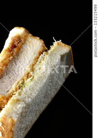 厚切豬排三明治，單獨拍攝於黑色背景前。 133215499
