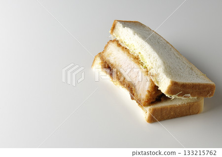 厚切肉排三明治單獨拍攝於白色背景上 厚切肉排三明治單獨拍攝於白色背景上 133215762