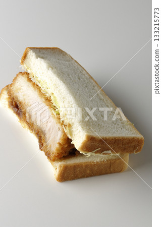 厚切肉排三明治單獨拍攝於白色背景上 厚切肉排三明治單獨拍攝於白色背景上 133215773