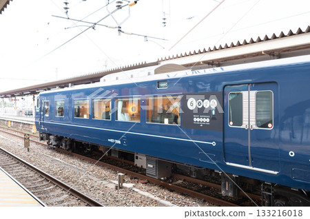 西行特快銀河號列車的尾部車廂側面停靠土山站。 西行特快銀河號列車的尾部車廂側面停靠土山站。 133216018