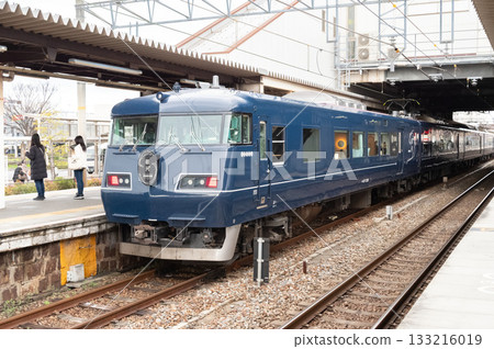 這是一張早春時節停靠在土山站的西行特快列車「銀河」的照片,拍攝地點是列車尾部車廂,拍攝方向是相鄰站台。 這是一張早春時節停靠在土山站的西行特快列車「銀河」的照片,拍攝地點是列車尾部車廂,拍攝方向是相鄰站台。 133216019