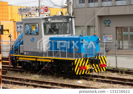 一輛維修車輛停放在土山站,照片拍攝於車輛右前方。 一輛維修車輛停放在土山站,照片拍攝於車輛右前方。 133216022