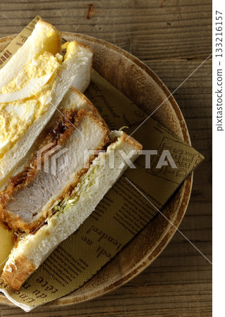 厚切肉餅三明治和雞蛋三明治 厚切肉餅三明治和雞蛋三明治 133216157