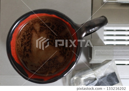 A mysterious silhouette on the surface of the coffee. 133216202