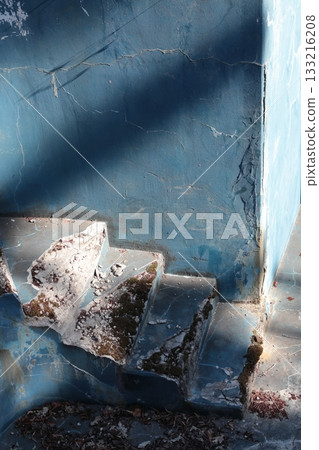 Concrete staircase in an abandoned swimming pool. 133216208