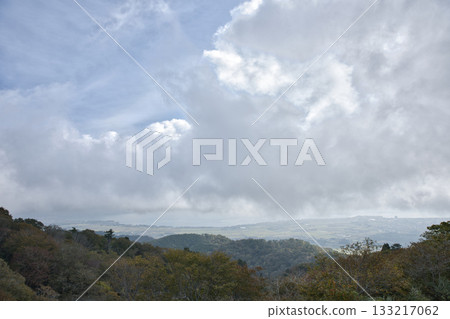 琵琶湖函館山：山頂下方雲霧繚繞，隱約可見琵琶湖 3 133217062