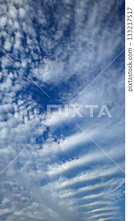 漂浮在藍天上的雲彩 133217517