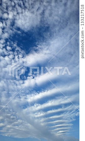  在藍天的白色雲彩 133217518