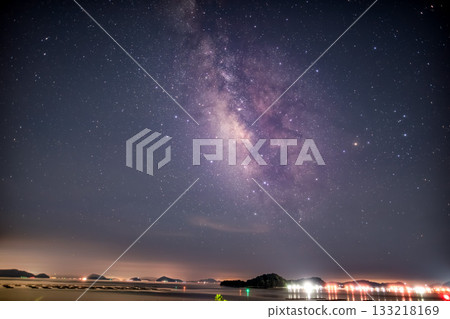 水面上反射的光線和天空中流動的星系 133218169