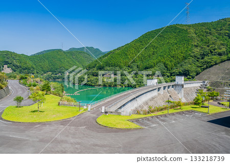 森町（靜岡縣）太田川水壩的水壩湖（川瀨美湖）風景 133218739
