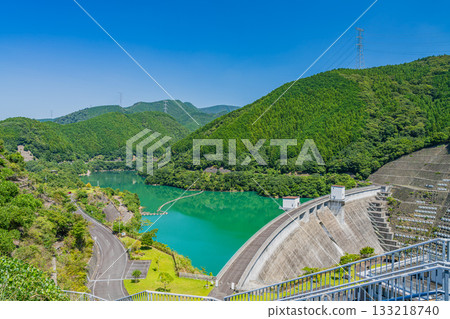View of the reservoir lake (Kawasemi Lake) of the Otagawa Dam in Morimachi (Shizuoka Prefecture) View of the reservoir lake (Kawasemi Lake) of the Otagawa Dam in Morimachi (Shizuoka Prefecture) 133218740